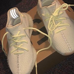 Yeezy Butter Size 4